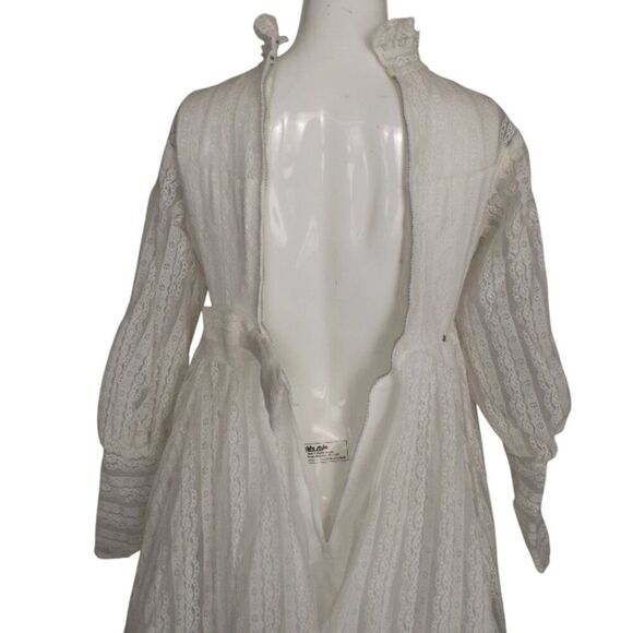 Vintage WEDDING Dress, XXS, All Lace, Long sleeve, POOFY skirt w/Train, 60s/70s - Picture 7 of 12